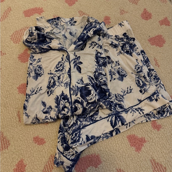 Victoria's Secret Other - Blue and white floral Victoria’s Secret pajama set